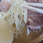 昭和 - 特製麺をリフト