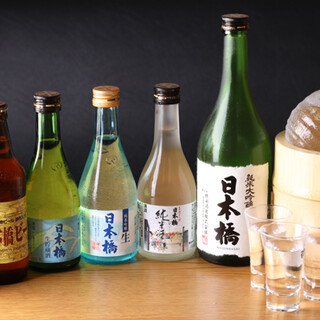用精酿啤酒和日本酒品味日本桥的氛围。长野的当地酒也