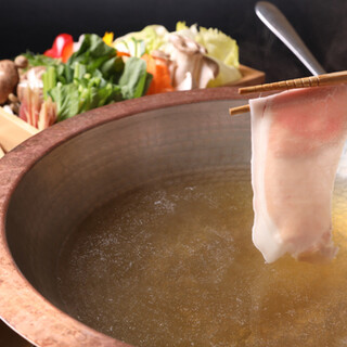 At our restaurant, we offer a higher-grade shabu shabu that combines the techniques of long-established stores.