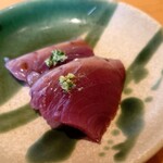 SUSHI TOKYO TEN、 - カツオには生姜とネギを叩いた薬味を添えて　めっちゃ濃厚
