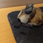 SUSHI TOKYO TEN、 - すごく柔らかく煮てあるアワビ。肝も添えて