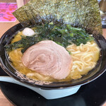 町田商店 - ラーメン(固さ:普通・濃さ:普通・油:多め)＋海苔、ほうれん草トッピング