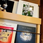 蔵カフェ 草風庵 - 私の席の左にあった本棚②