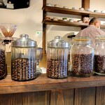 蔵カフェ 草風庵 - カウンター上に並ぶコーヒー豆の容器