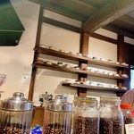 蔵カフェ 草風庵 - キッチンの棚に並ぶカップたち
