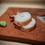 千葉たかおか - 銚子の蛸。銚子では伊勢海老が捕れていて、蛸も伊勢海老を食べているそう。高岡さんの蛸は噛みしめると旨みが溢れる香る蛸です。