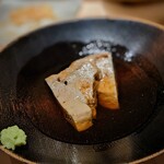 千葉たかおか - 鮟肝も今が一番脂が乗ってィる時期。トロトロの浅い炊きあがりで、山葵をたっぷり載せていただきます。この仕立ての鮟肝は高岡さんならでは。大好きな逸品です。