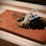 千葉たかおか - 「宮古・前」のお席は無理をお願いして7名で、7名用のお皿が丁度できてきたとの事、 四角いお皿が7名用です。