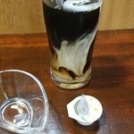 キッチン ブルー グローブ - ミルクを入れます