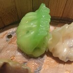 中国料理 海松 - ほうれん草(多分)入れた 色鮮やかな翡翠色の皮に 魚介系のすり身を包んだ一品 何個でも食べれそう