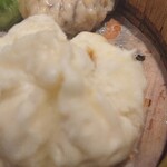 中国料理 海松 - これ旨いです 練乳を思わせる様な甘くてファファしている生地に チャーシューを包んだ 前回の餡は赤味噌ぽっい味でしたが 今回は麦味噌を思わせる様な餡でした