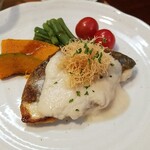 キッチン ブルー グローブ - 鰆ムニエルのアップ