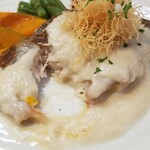 キッチン ブルー グローブ - 鰆ムニエルの断面、周りの皮はパリパリ！