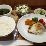 キッチン ブルー グローブ - 鰆ムニエル　五香粉とホワイトアスパラのソース