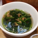 キッチン ブルー グローブ - ほうれん草スープのアップ