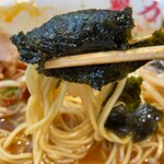 ラーメン魁力屋 - 海苔を巻いて