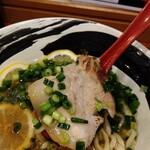 俺の中華たなか家 - チャーシューはホロホロ♥️崩れる柔らかさ♯酸味あるスープとの相性もバッチリ♭