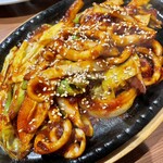 三味 チヂミ - イカポッカ　ポッカは炒め物。イカと野菜を甘辛ヤンニョムたれで炒めたもの。これ美味しいなぁ！お酒が進む君♪