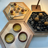 ブレストンコート ユカワタン - 林の中でウェルカムドリンクと共に
                    左上から時計周りに
                    パテ・ド・カンパーニュ
                    馬肉のタルタル
                    フロマージュ・ド・テッド
                    メルゲーズ
                    雪ノ下人参のポタージュ