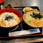 稲庭うどん延寿庵 - 地鶏かつ丼（稲庭うどんor信州そば付）。温か冷が選べ、麺の大盛は＋１００円也。大盛にしたのは言わずもがな。