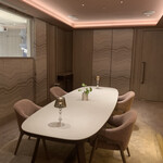 SEZANNE - 個室から厨房の様子が窺われます。