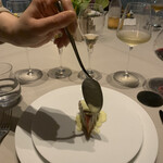 SEZANNE - ブラータチーズのソースをかけます。