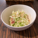 コ．トゥ．タモ．ペヴァ - セットのサラダ。りんご、ナッツ入り