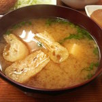 おふくろ食堂 - 大きなお挙げの入った味噌汁。