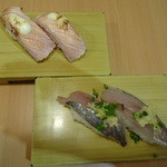 立飲み寿司 三浦三崎港 めぐみ水産 横浜ポルタ店 - 追加！サーモンあぶり＆アジ。少ない数からオーダーできるので、ちょこっと食べたいとき、本当に便利です！