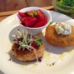 Vegan Cafe - お豆腐のハンバーグ、ポテトコロッケ、スパイシー厚揚げ南蛮。