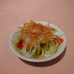 シェフス - 先に出していただいたサラダは春雨も入っています。