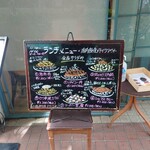 シェフス - 黒板メニューのポップさに目を惹かれます。