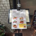 シェフス - 玄関前のメニュー。