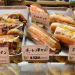 テラサワ・ケーキ・パンショップ - 店内の惣菜パン各種