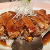 シェフス - 餡がかかっていない部分の衣から、その揚がり具合が窺えます。