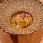 鮨 さかい - 噴火湾の毛ガニの味噌と身に土佐酢のジュレ、穂紫蘇