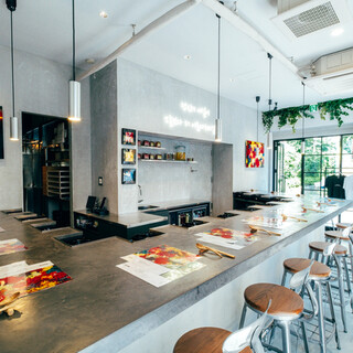 A stylish space where you can enjoy the scenery of cooking ◆ Masa Uemura's artwork is also on sale