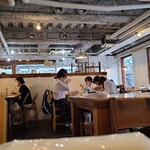 AIDA with CAFE - 打ちっぱなしコンクリートと木製の調度品、剥き出しの天井とで、シックと癒しが混在する感じ
            壁カウンター2席、テーブル12席×1卓、テーブル6席×1卓、テーブル4席×3卓、テーブル2席×2卓の合計36席