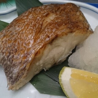 良質な鮮魚や牛肉のほか、旬の素材を使用したこだわりの割烹