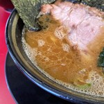 家系ラーメン王道 神道家 - 豚骨と醤油と鶏油のバランスがいいスープ。