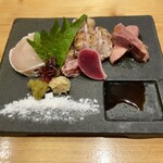 Tori To Sakanafuruya - 高坂地鶏の刺身盛合せ：胸 モモ レバー ズリ ハツ