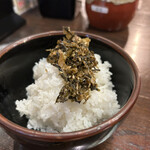 長浜らーめん - ご飯に高菜のせて