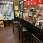 長浜らーめん - カウンター、奥にテーブル席有り