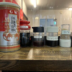 長浜らーめん - 卓上調味料 左側