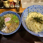 まき野 - 特製つけ麺　醤油味。個人的にはヒタヒタできるこのくらいの汁量が好き。チャーシューも柔らかい！