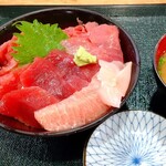 ふじやす食堂 - 「名物まぐろ三昧丼」全景