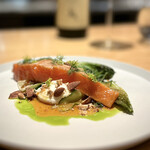 マンサルヴァ - 鱒　レタス　山羊チーズ
      
      魚のメイン？ではありません(^^)
      贅沢に八幡平サーモンを使い、スイートチリでほんのりした辛みとチーズのコクを加えた温前菜。