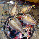 柳家 - 天然鮎ひらきを調理