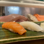 Tsukiji Sushi Sei - “サーモンと剣先烏賊” 筋張らず本来のサーモンの味わいと烏賊のほんのり甘くねっちりとした味わいが本当に素晴らしい！