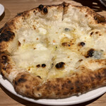 quarto - 四種のチーズピザ